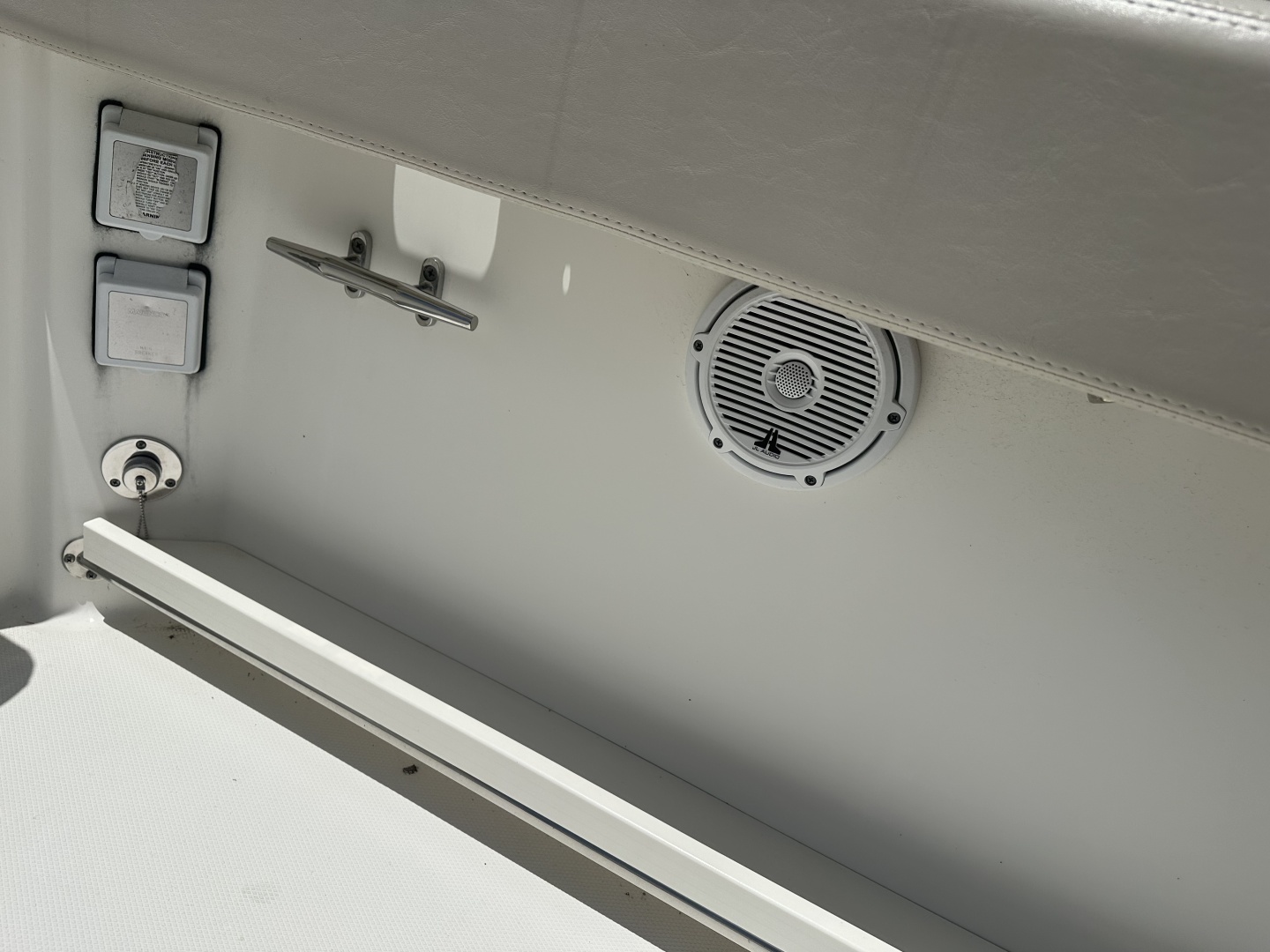 2015 27′ Boston Whaler 270 Vantage