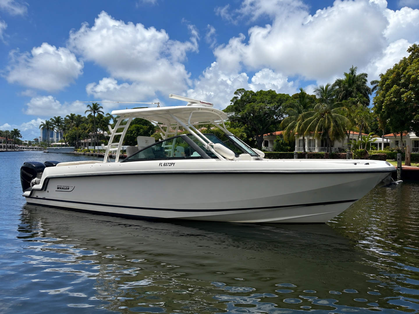 2015 27′ Boston Whaler 270 Vantage