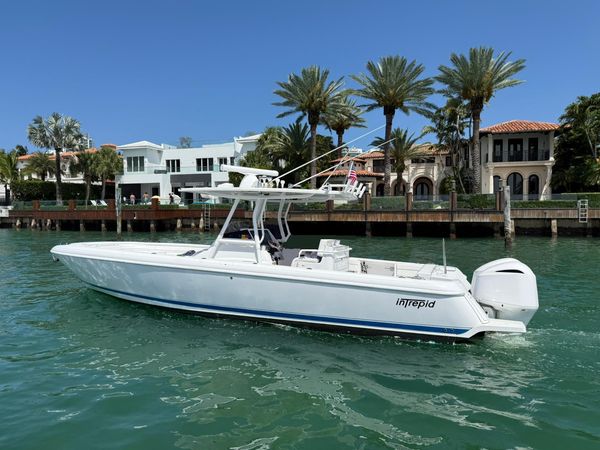 2012 32′ Intrepid 323 Open