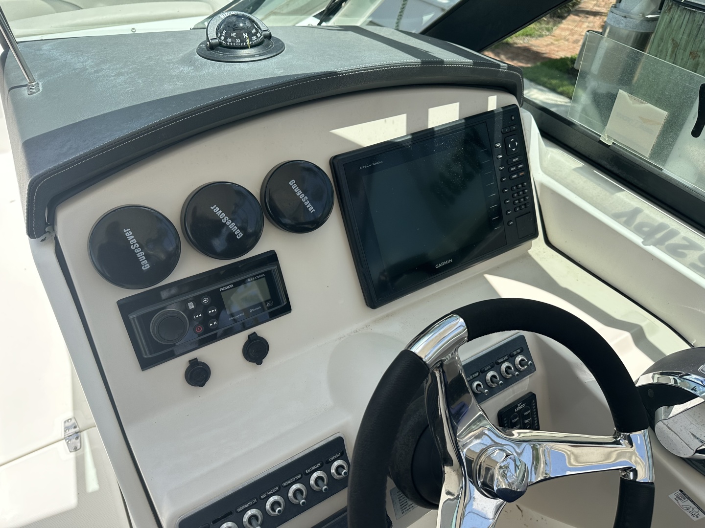 2015 27′ Boston Whaler 270 Vantage