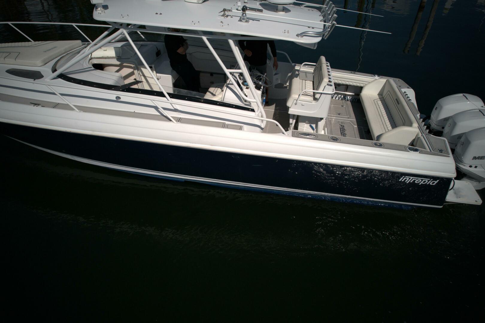 2002 37′ Intrepid 377