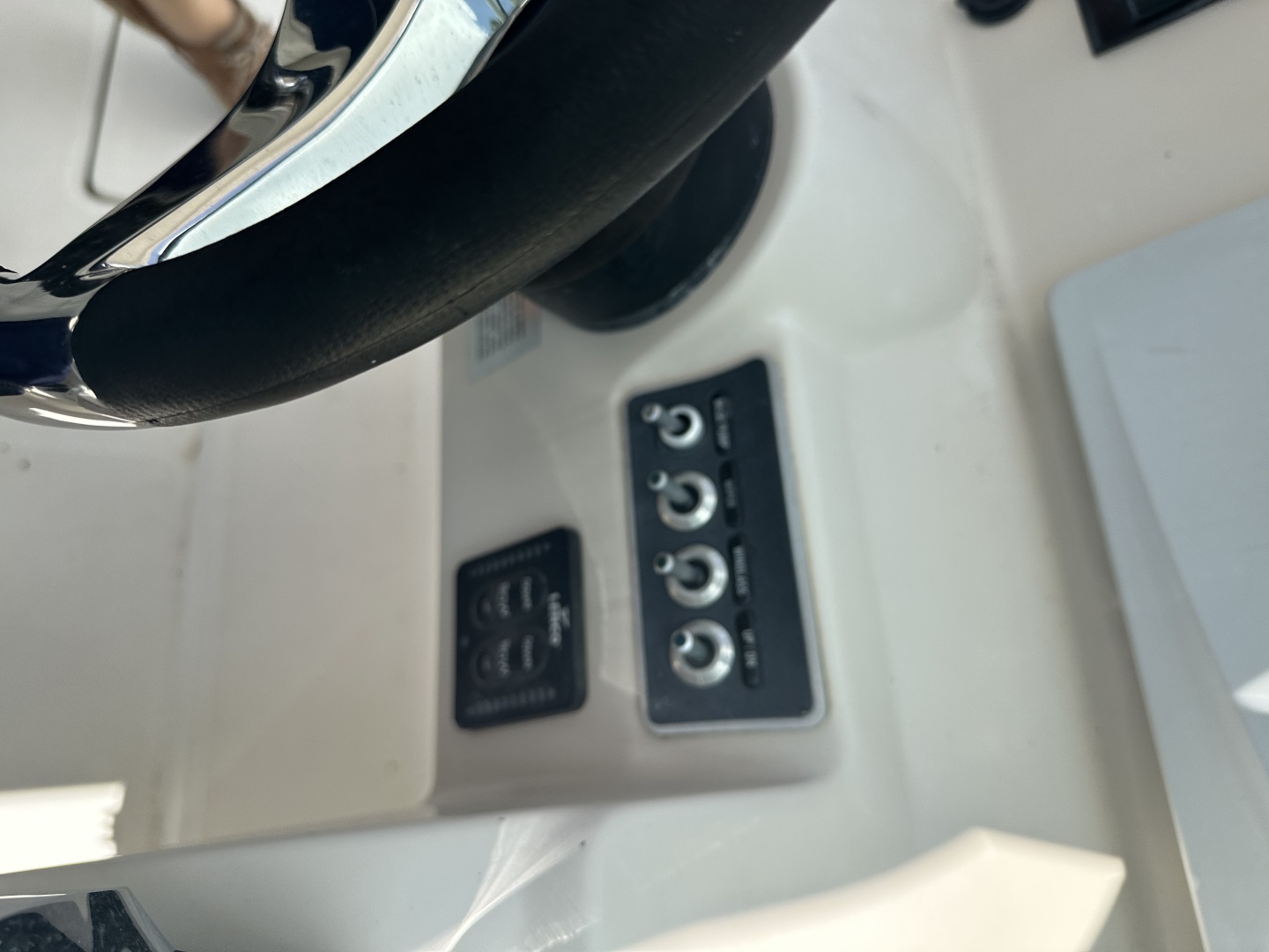 2015 27′ Boston Whaler 270 Vantage