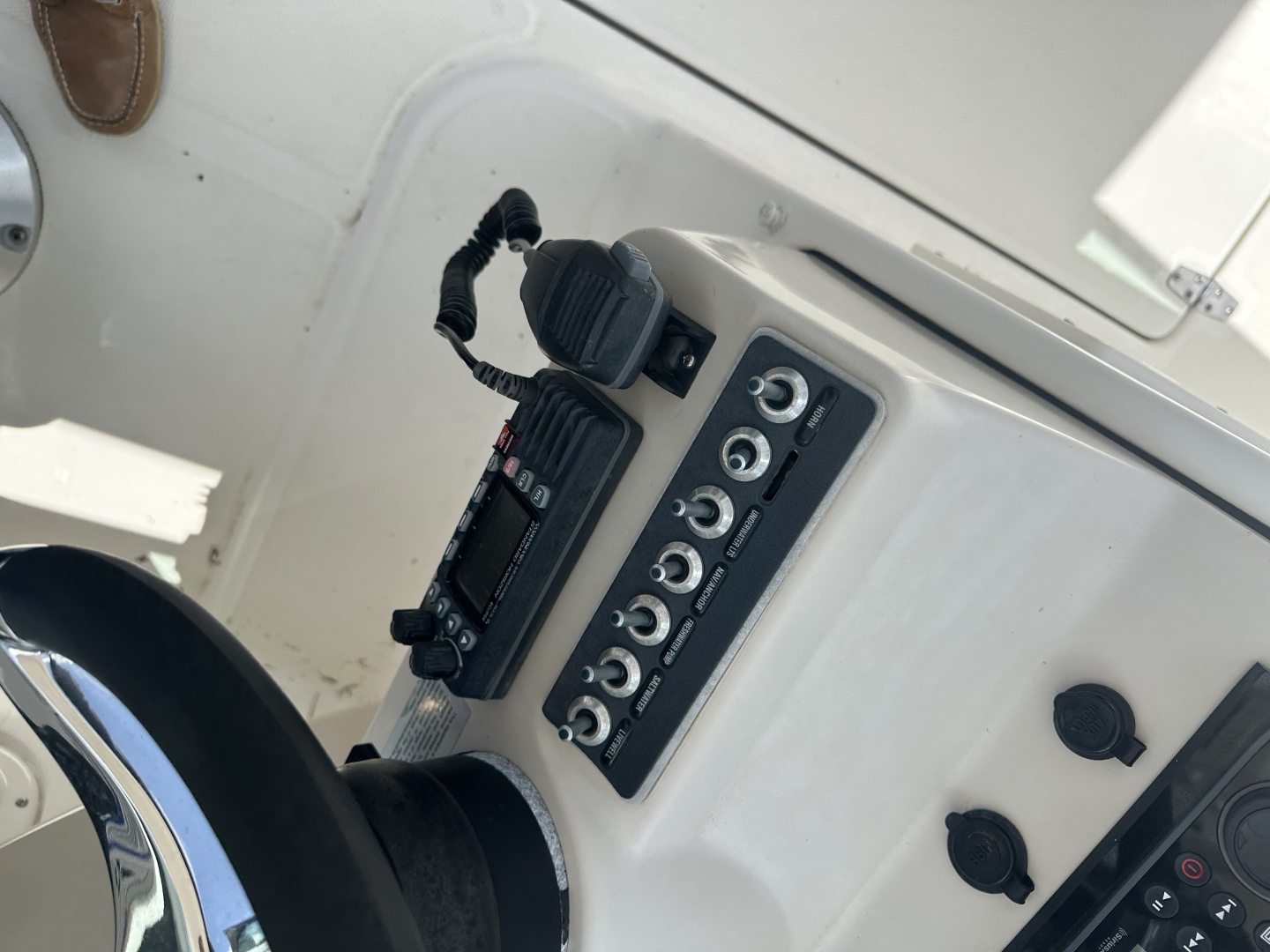 2015 27′ Boston Whaler 270 Vantage