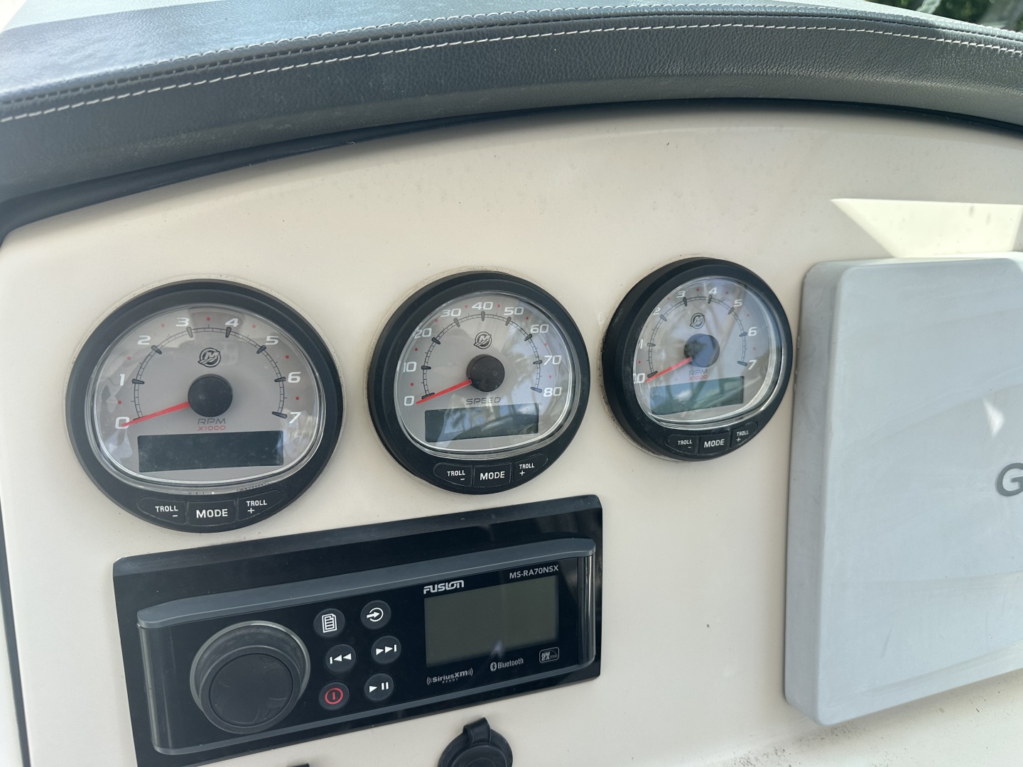 2015 27′ Boston Whaler 270 Vantage
