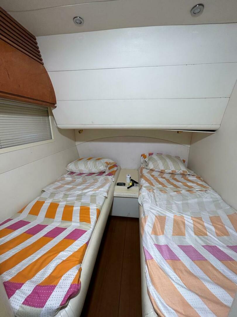 1999 54′ Pershing 54