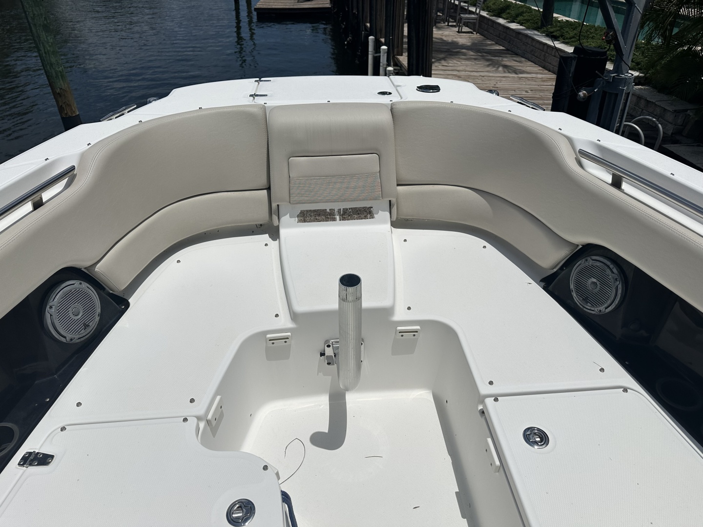 2015 27′ Boston Whaler 270 Vantage