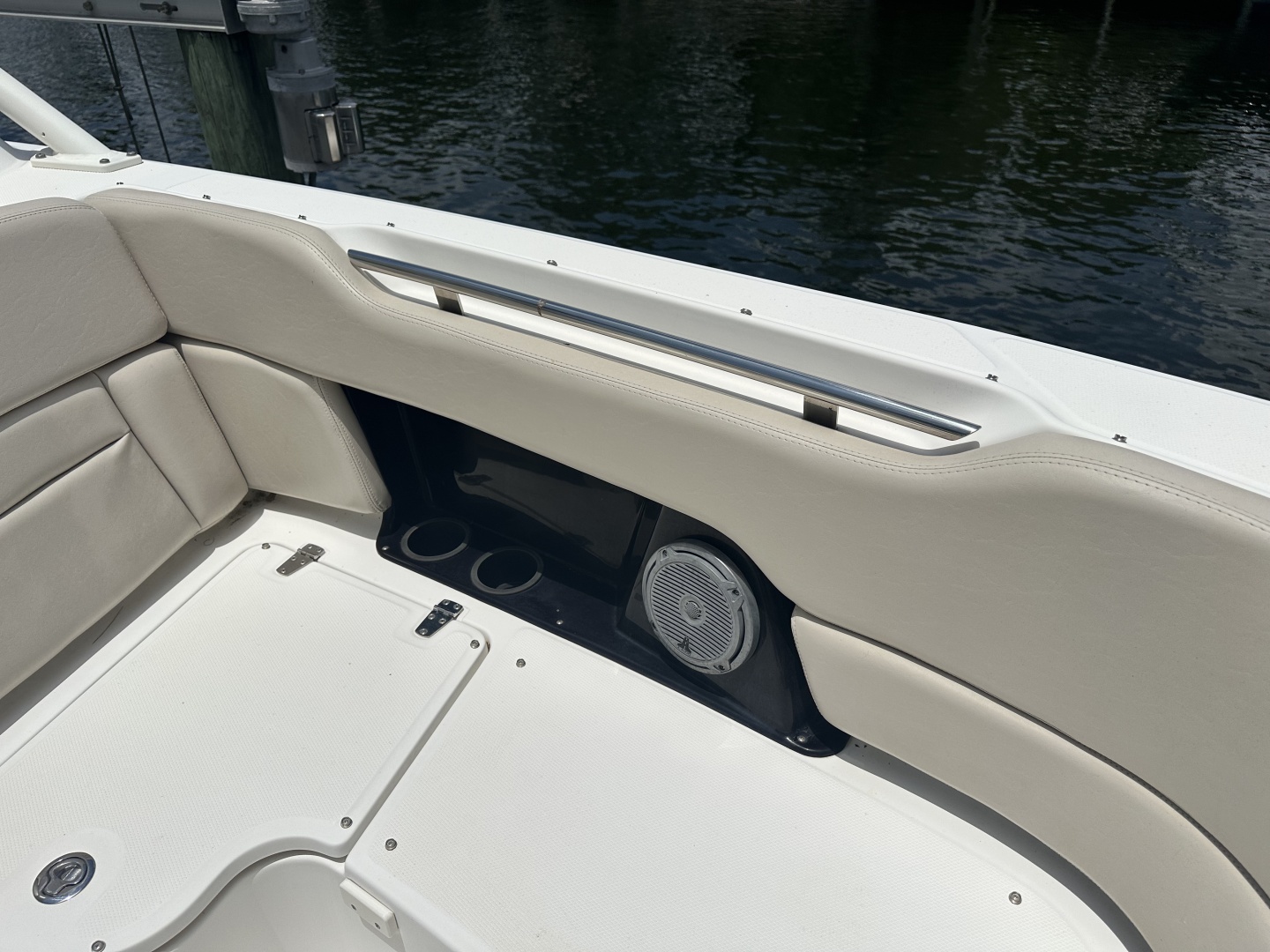 2015 27′ Boston Whaler 270 Vantage