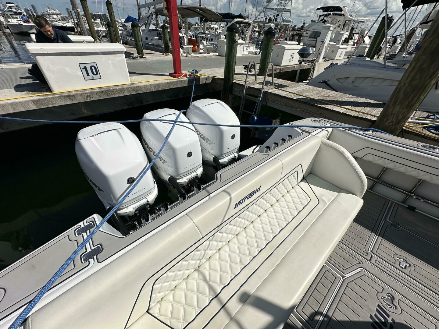2002 37′ Intrepid 377