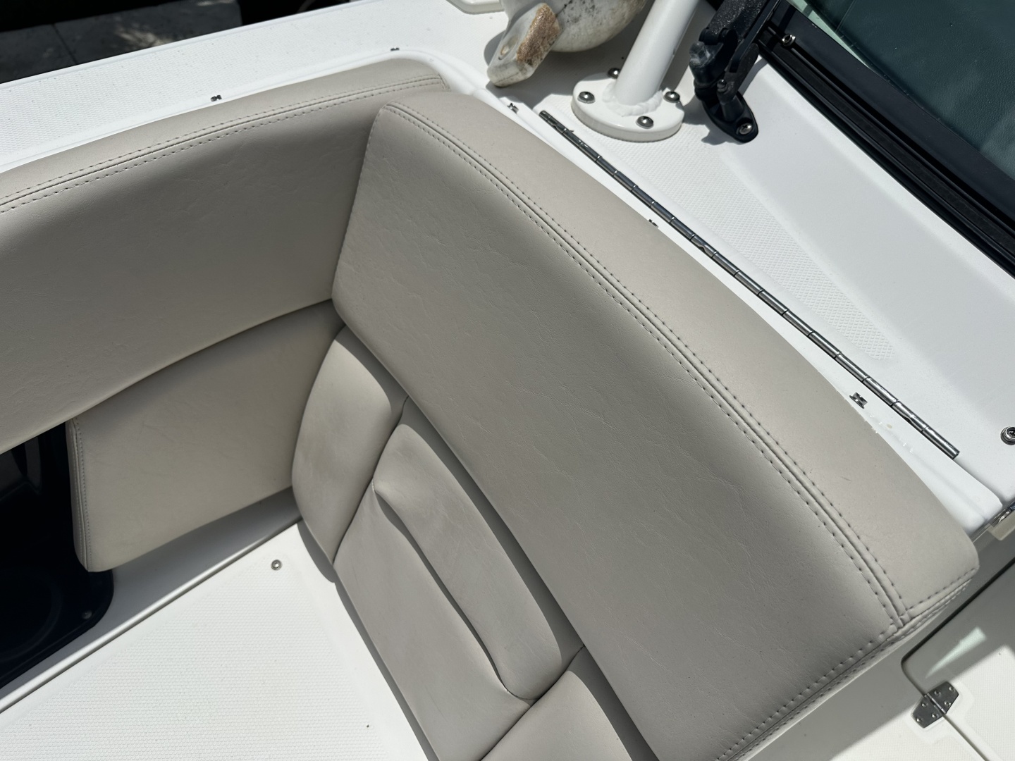 2015 27′ Boston Whaler 270 Vantage