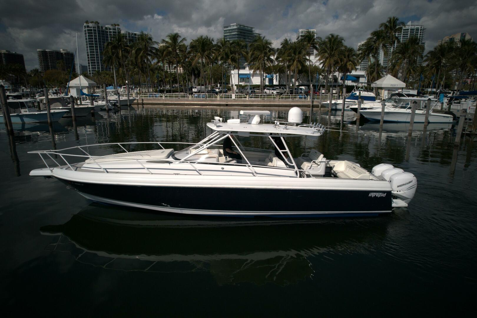 2002 37′ Intrepid 377