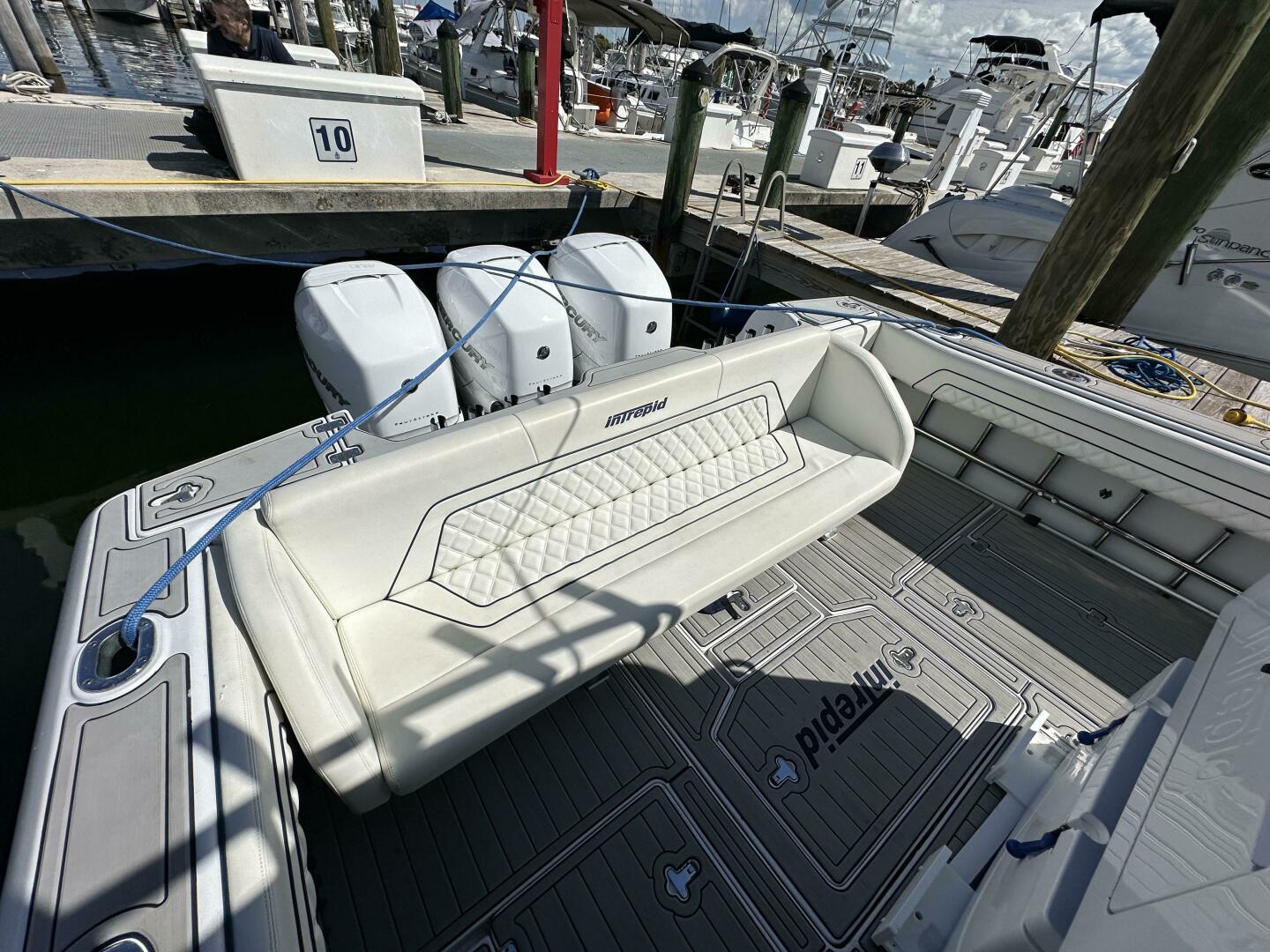 2002 37′ Intrepid 377
