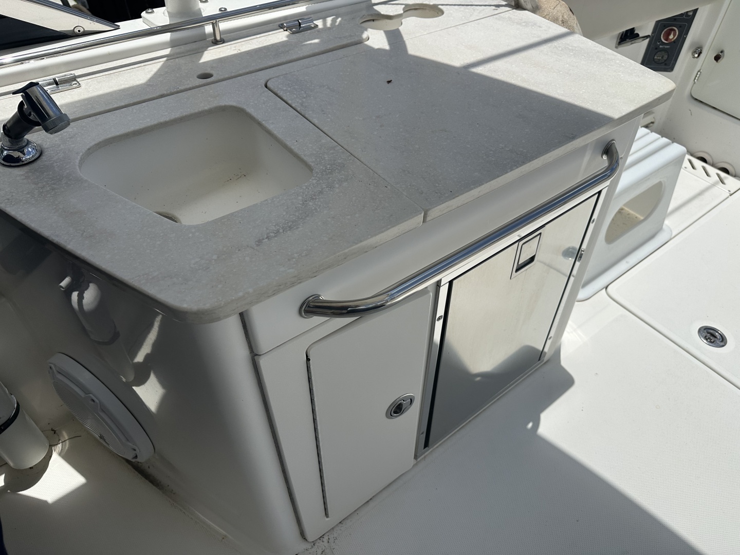 2015 27′ Boston Whaler 270 Vantage