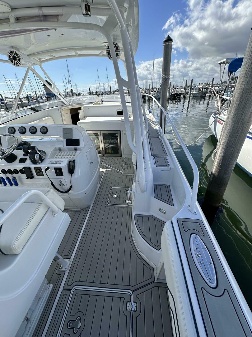 2002 37′ Intrepid 377