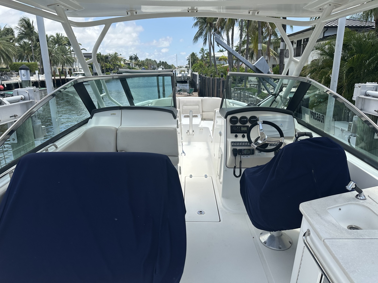 2015 27′ Boston Whaler 270 Vantage