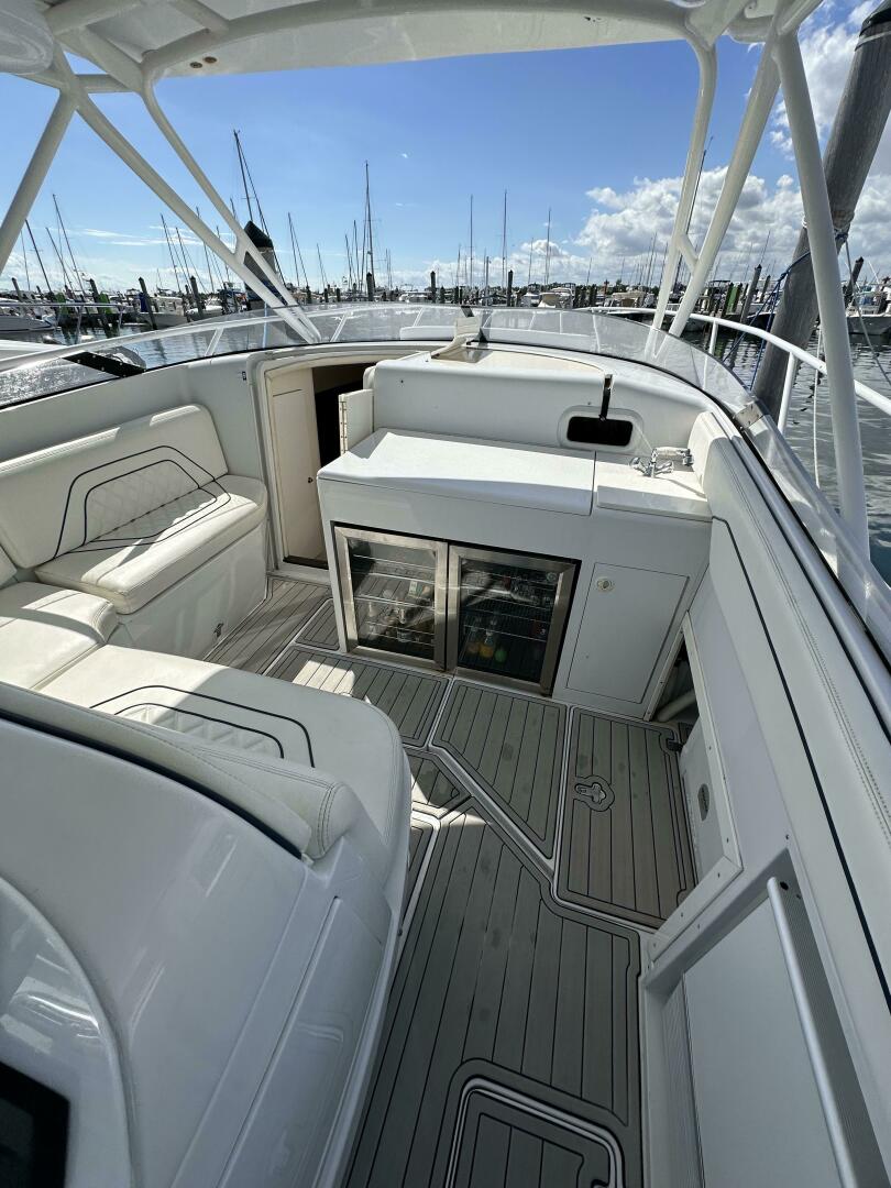 2002 37′ Intrepid 377