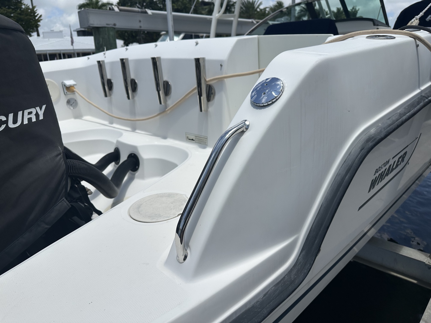 2015 27′ Boston Whaler 270 Vantage