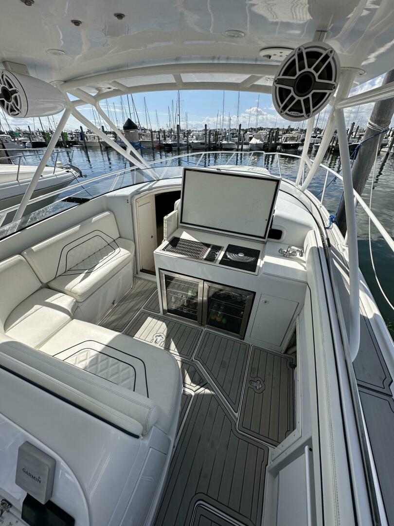 2002 37′ Intrepid 377