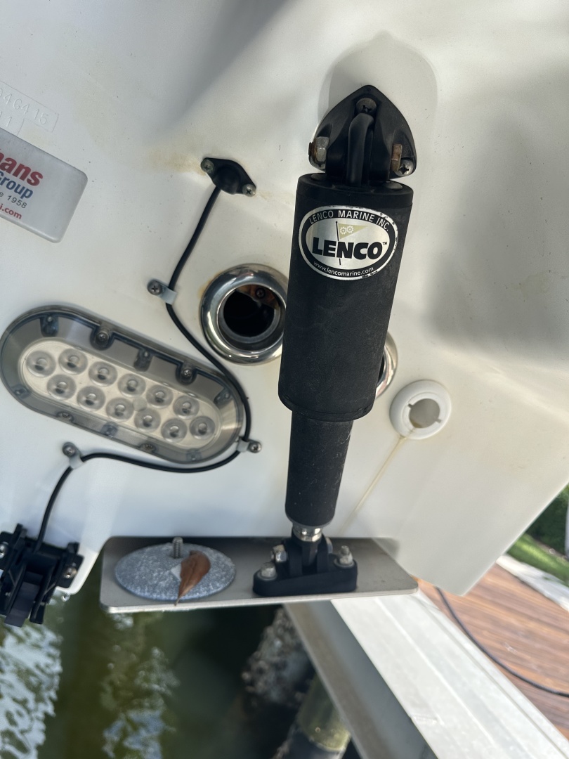 2015 27′ Boston Whaler 270 Vantage