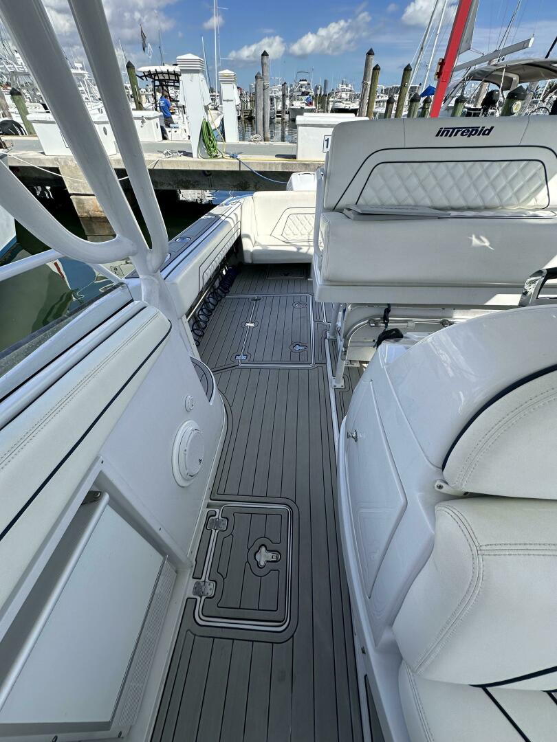2002 37′ Intrepid 377