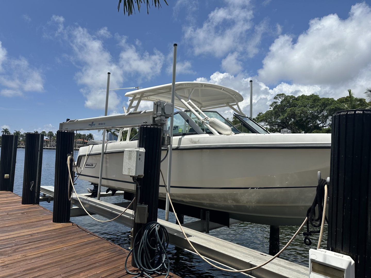 2015 27′ Boston Whaler 270 Vantage