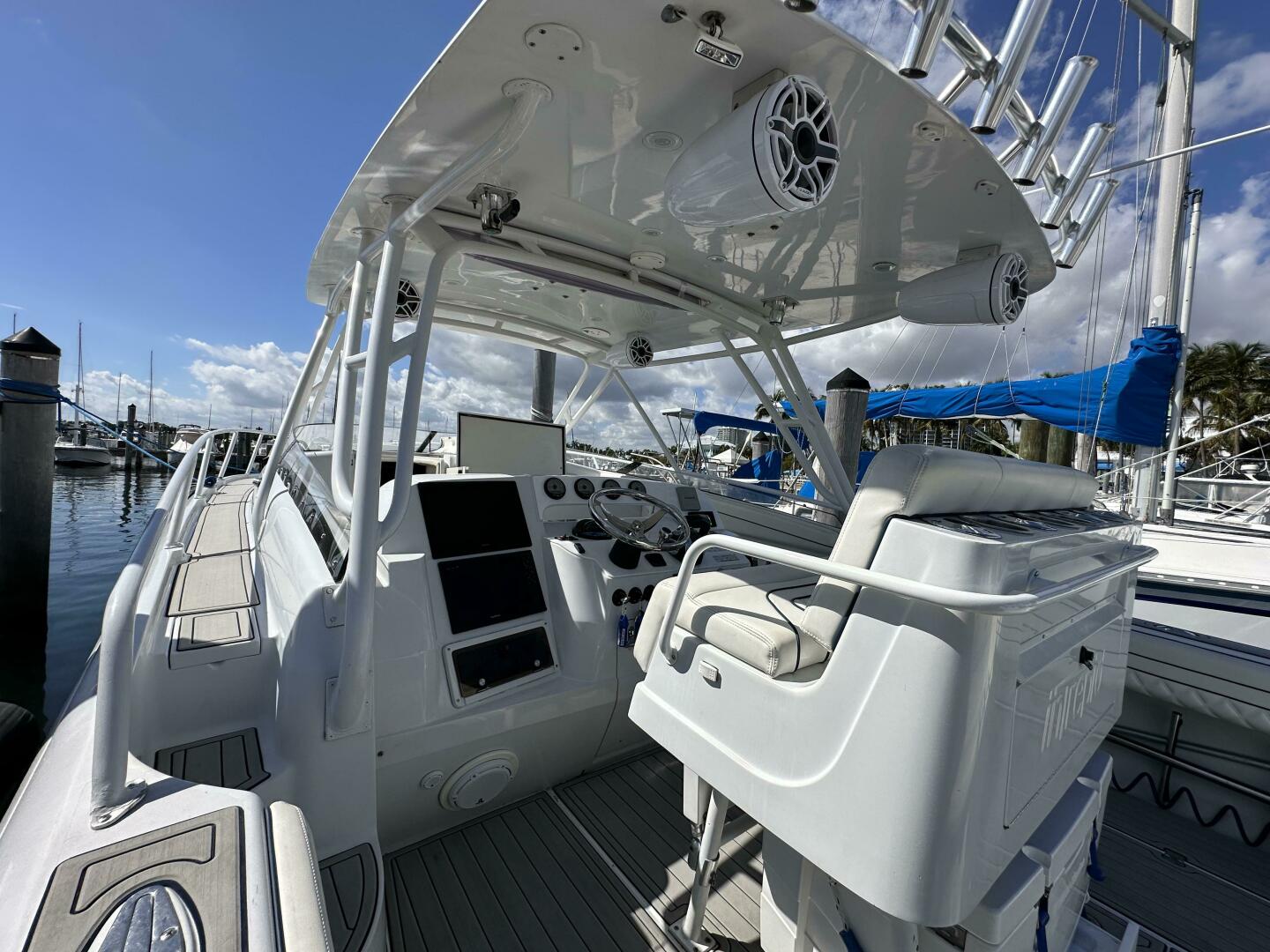2002 37′ Intrepid 377