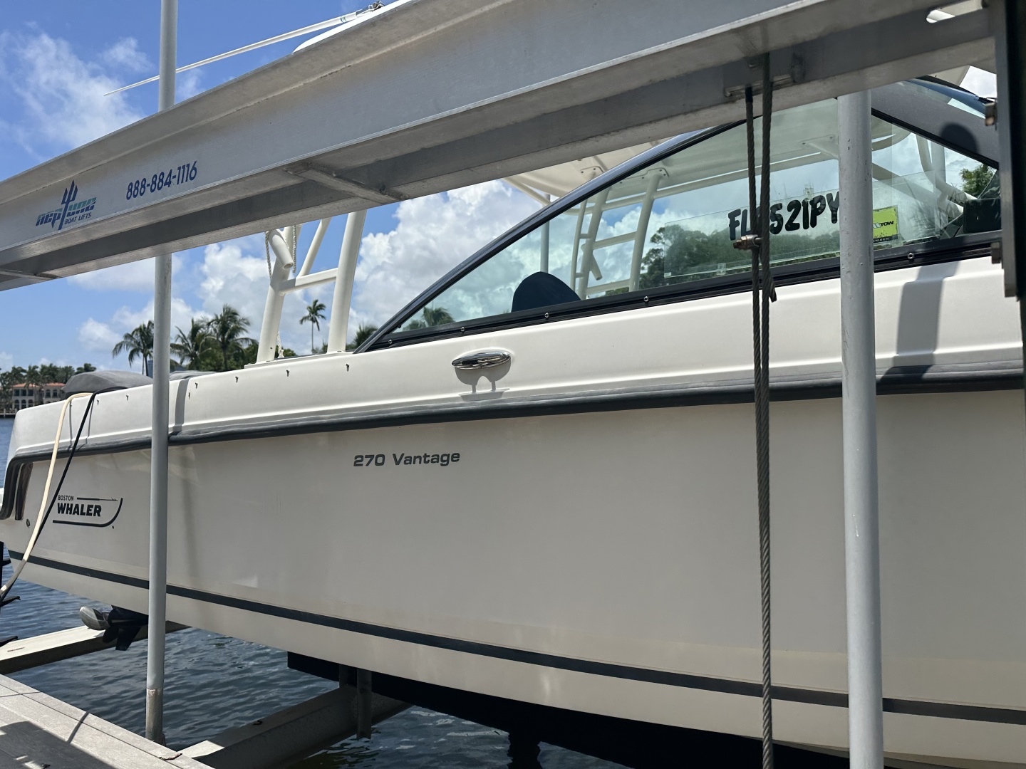 2015 27′ Boston Whaler 270 Vantage