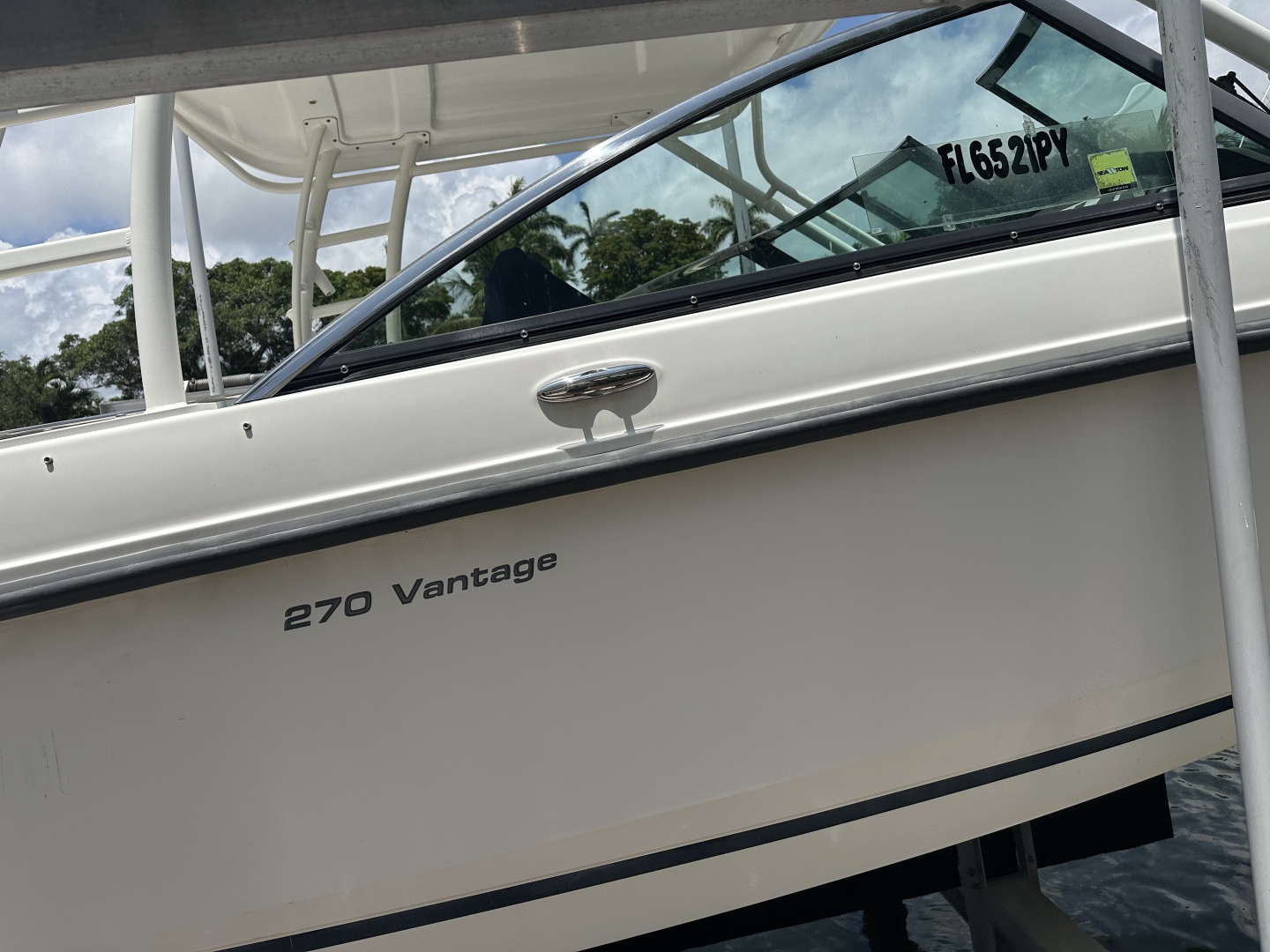 2015 27′ Boston Whaler 270 Vantage